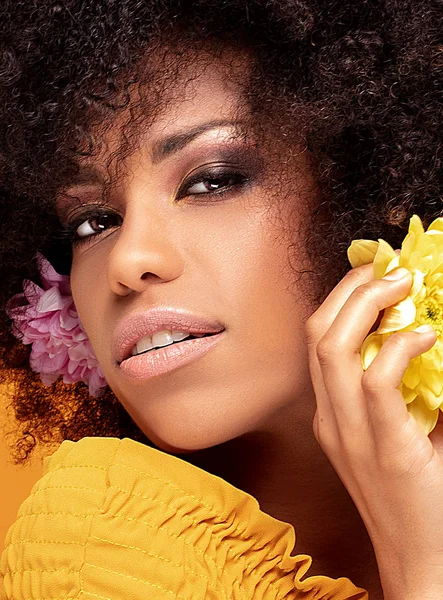 Beleza afro mulher com flores frescas . — Fotografia de Stock