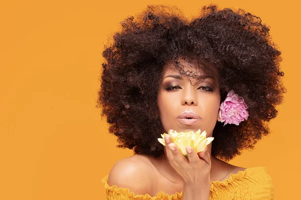 Kecantikan wanita afro dengan bunga segar . — Stok Foto