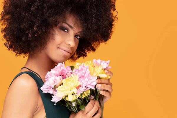 Schönheit afro Frau mit frischen Blumen. — Stockfoto