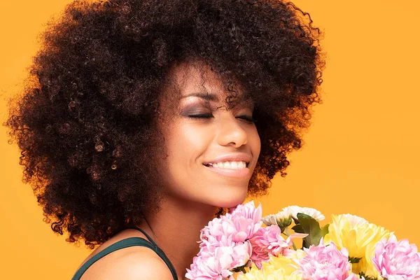 Краса афро жінка зі свіжими квітами . — стокове фото