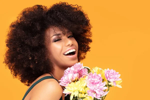 Belleza afro mujer con flores frescas . — Foto de Stock