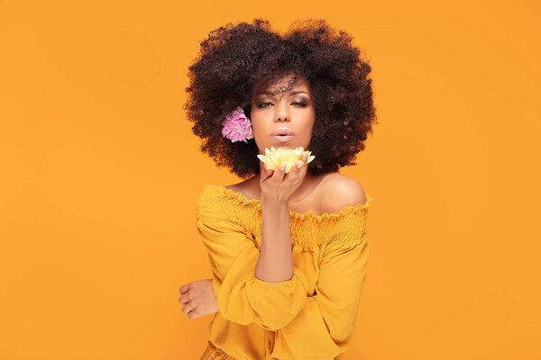 Красота афро женщина со свежими цветами
.