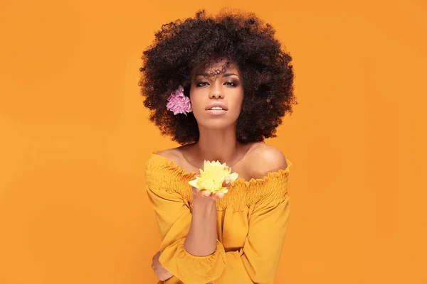 Belleza afro mujer con flores frescas . —  Fotos de Stock