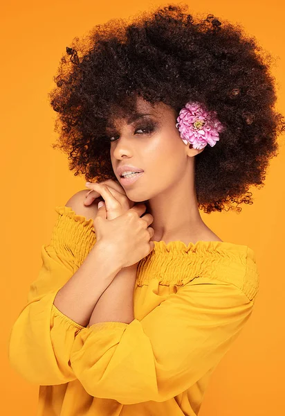 Belleza afro mujer con flores frescas . —  Fotos de Stock