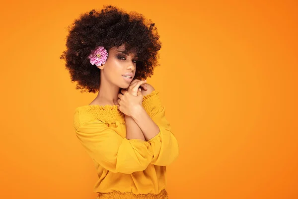 Schoonheid Afro vrouw met verse bloemen. — Stockfoto
