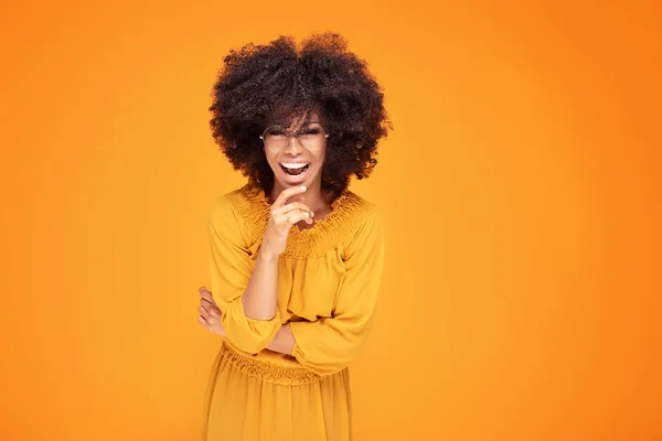 Gelukkige Afro vrouw met mooie glimlach. — Stockfoto