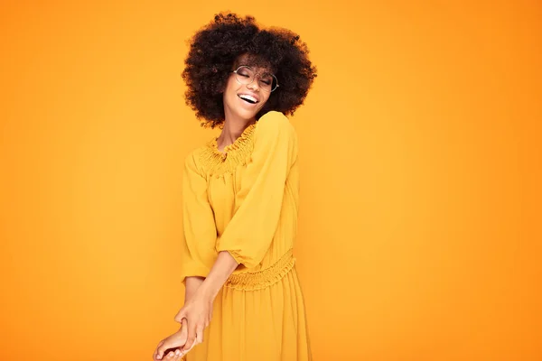 Mujer afro feliz con hermosa sonrisa . — Foto de Stock