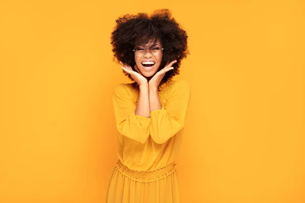 Lycklig afro-kvinna med vackert leende. — Stockfoto