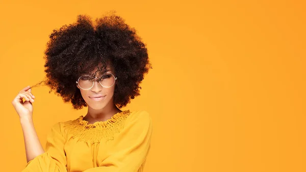 Mujer afro feliz con hermosa sonrisa . — Foto de Stock