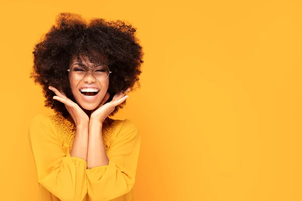 Mujer afro feliz con hermosa sonrisa . — Foto de Stock