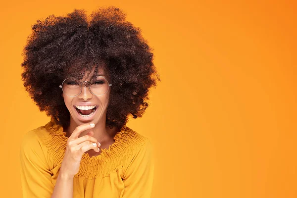 Gelukkige Afro vrouw met mooie glimlach. — Stockfoto