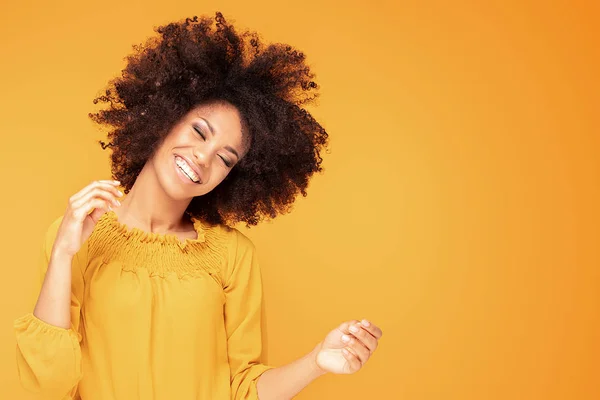 Glückliche Afro-Frau mit schönem Lächeln. — Stockfoto