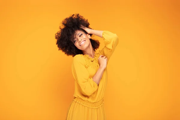 Lycklig afro-kvinna med vackert leende. — Stockfoto