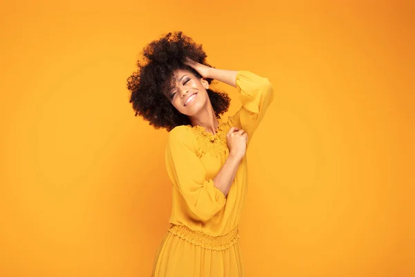 Mujer afro feliz con hermosa sonrisa . — Foto de Stock