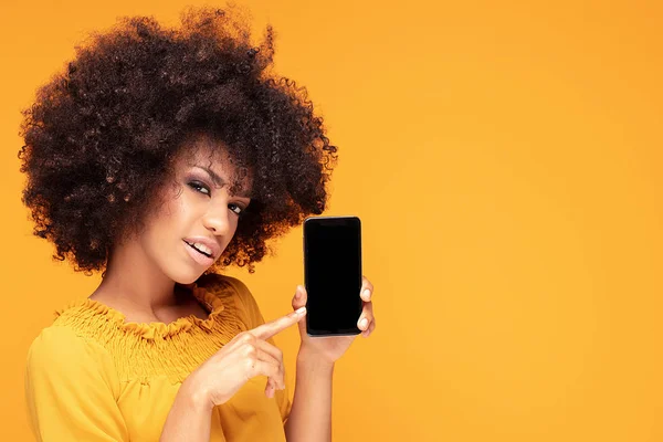 Emocionado afro chica con teléfono móvil . — Foto de Stock