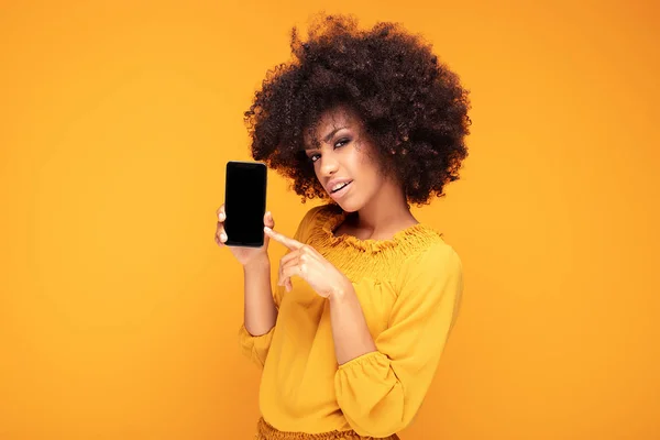 Emocionado afro chica con teléfono móvil . — Foto de Stock