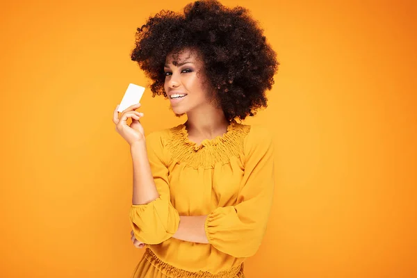Афро девушка держит кредитную карту в руке . — стоковое фото
