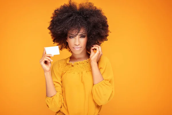 Afro fille tenant la carte de crédit dans la main . — Photo