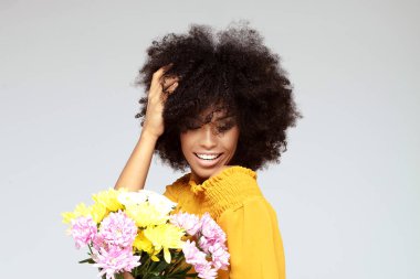Çiçekleri ile genç güzel afro kız.