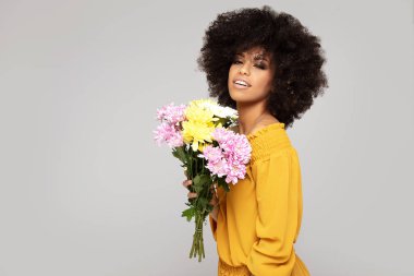 Çiçekleri ile genç güzel afro kız.