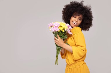 Çiçekleri ile genç güzel afro kız.