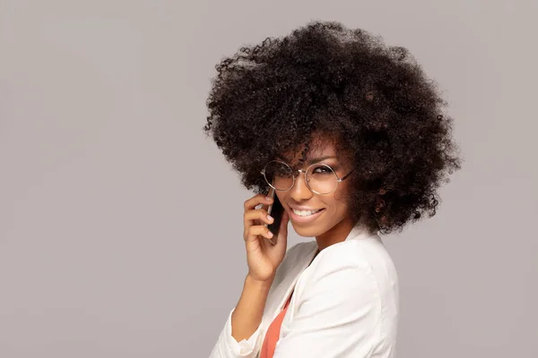 Nádherná Afro-mluvící žena mobilním telefonem. — Stock fotografie