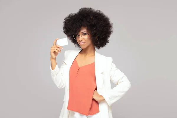 Elegante jonge Afro vrouw met creditcard. — Stockfoto