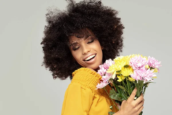 Çiçekleri ile genç güzel afro kız. — Stok fotoğraf