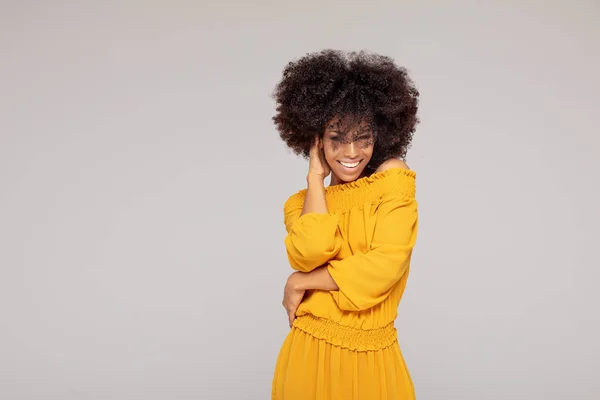 Mujer afro feliz con hermosa sonrisa . — Foto de Stock