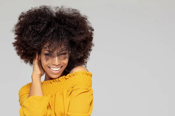 Mujer afro feliz con hermosa sonrisa . — Foto de Stock