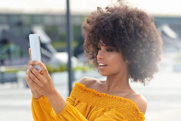 Porträt eines Afro-Mädchens in der Stadt. — Stockfoto