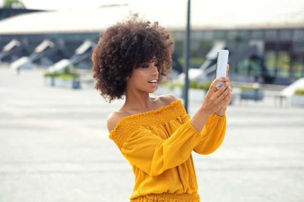 Porträt eines Afro-Mädchens in der Stadt. — Stockfoto