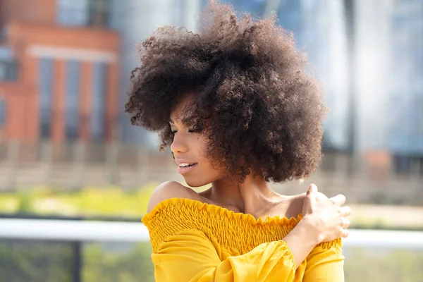 Porträt eines Afro-Mädchens in der Stadt. — Stockfoto