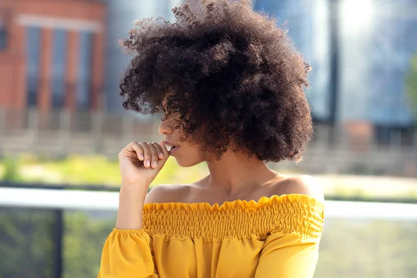 Porträt eines Afro-Mädchens in der Stadt. — Stockfoto