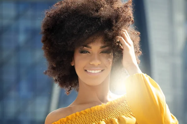 Retrato de chica afro en la ciudad . —  Fotos de Stock