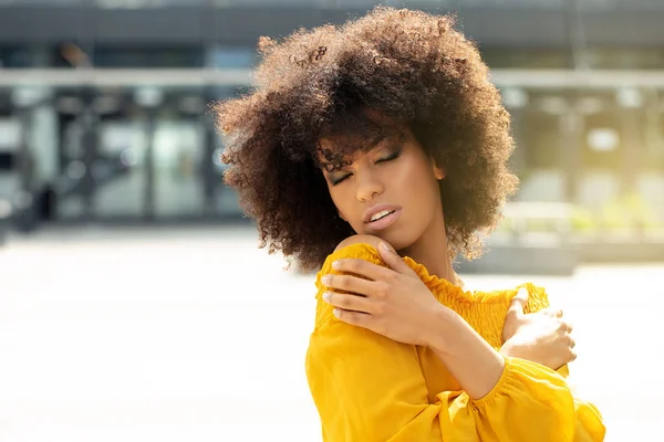 Porträt eines Afro-Mädchens in der Stadt. — Stockfoto