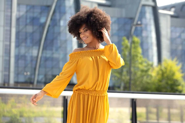 Porträtt av afro-flicka i staden. — Stockfoto