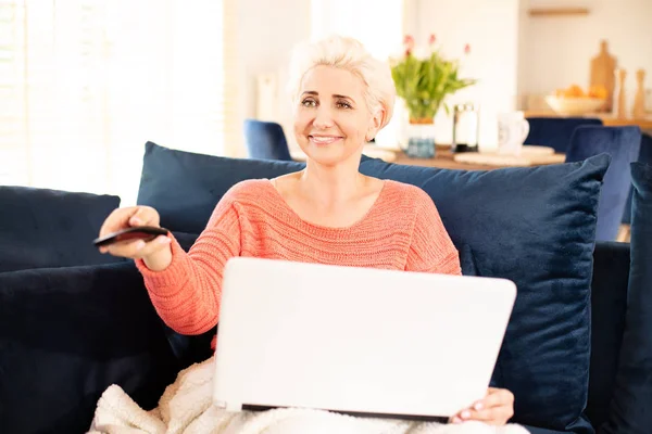 Lycklig vuxen kvinna avkopplande hemma. — Stockfoto