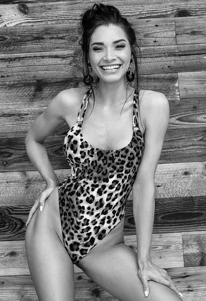 유행 수영복에 섹시한 젊은 여자. — 스톡 사진