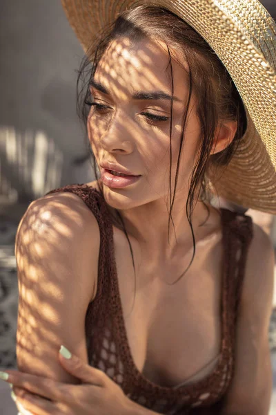 Πορτρέτο της ομορφιάς κορίτσι με το καλοκαίρι καπέλο. — Φωτογραφία Αρχείου