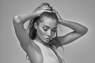 Sportif mayo poz seksi kadın.