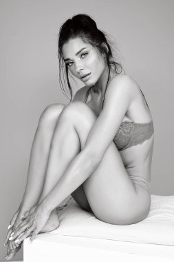 Pembe iç çamaşırı şehvetli modeli.