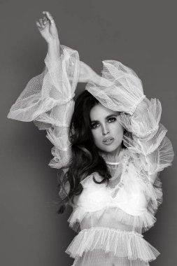 Beyaz elbiseli güzel kadının moda fotoğrafı.