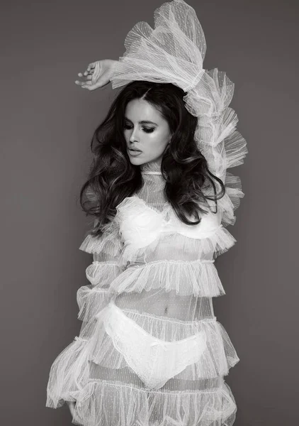 Beyaz elbiseli güzel kadının moda fotoğrafı. — Stok fotoğraf
