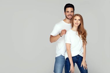 Mutlu youg çift stüdyoda birlikte poz.