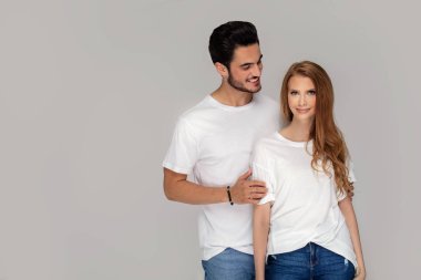 Mutlu youg çift stüdyoda birlikte poz.