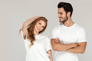 Mutlu youg çift gülümseyerek. Yüz ifadesi.
