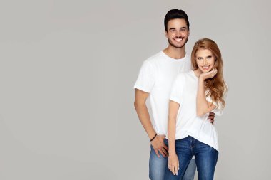 Mutlu youg çift stüdyoda birlikte poz.