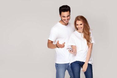 Cep telefonu kullaranarak mutlu çift.