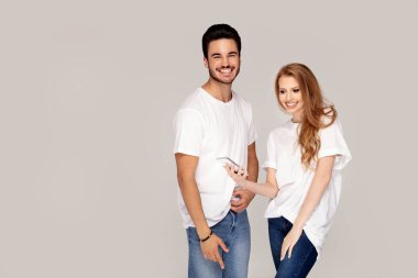 Cep telefonu kullaranarak mutlu çift.